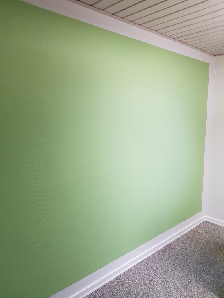 Professionelt malerarbejde lysegrøn væg