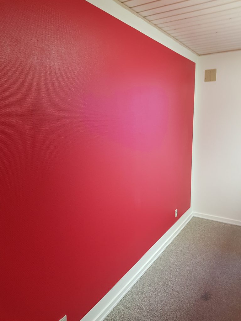 Professionelt malerarbejde viser en moderne rød væg der er malet