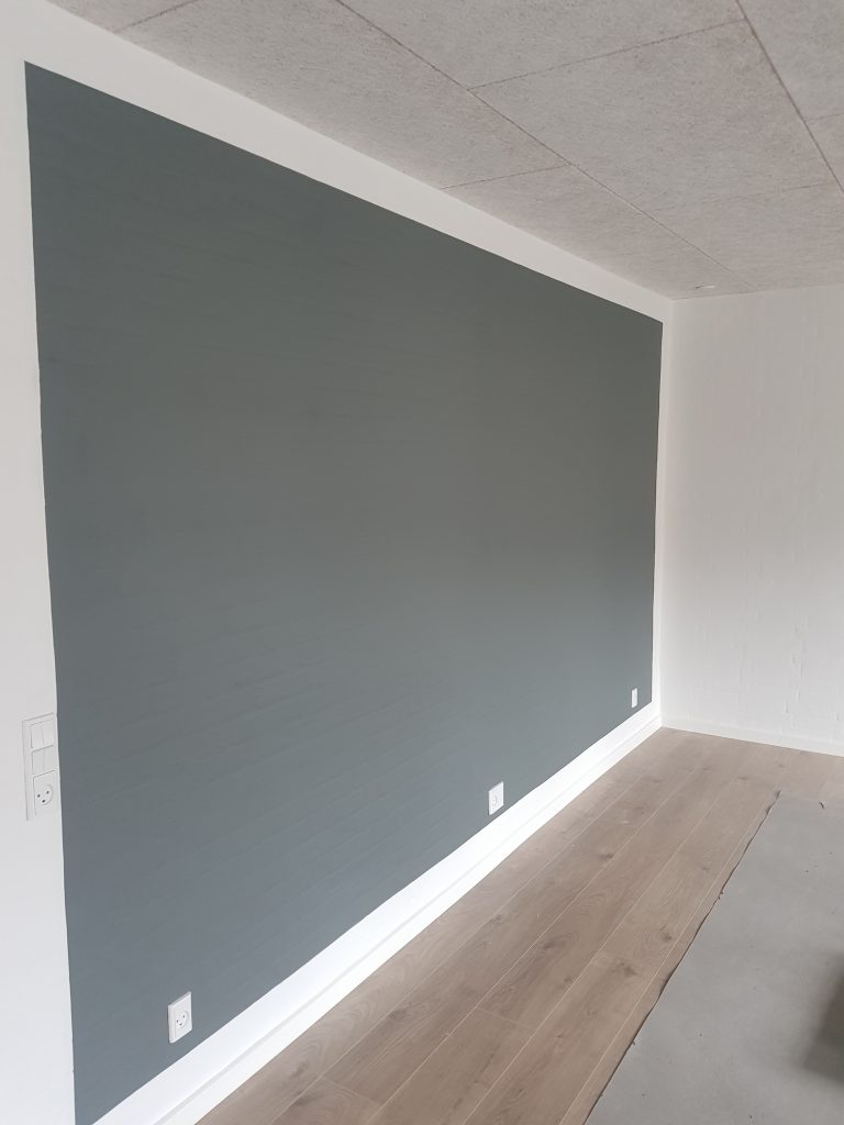 Professionelt malerarbejde moderne grå væg der er malet